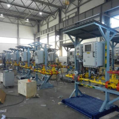 Complexes of automated gas lift well flow control system